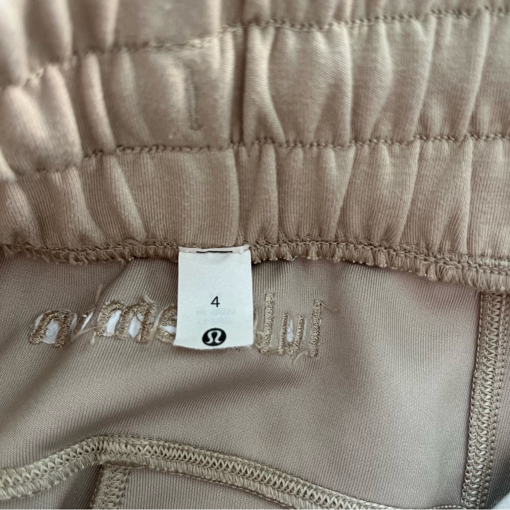 Lululemon Athletica Women's 4 Athletic Shorts. - Picture 7 of 7